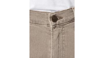 Botn metalizado de pantaln jeans color beige disponible en Amazon.