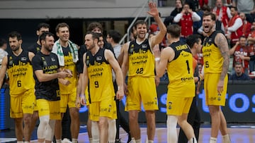 El ala pívot de Paises Bajos de La Laguna Tenerife Aaron Doornekamp (3d), celebra la victoria con sus compañeros tras encestar un triple en el último segundo que le ha dado la victoria a sus equipo ,durante el partido de la vigésima jornada de la liga Endesa que han disputado contra UCAM Murcia, este sábado en el Palacio de los Deportes de Murcia.