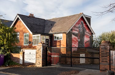 Las citas célebres de Bill Shankly son al fútbol como las de Churchill a la política. El que fuera entrenador del Liverpool entre 1959 y 1974 sentó las bases de la historia moderna del club. Lo llevó de Segunda a conquistar tres veces el título de la entonces First Division y dejó un sinfín de frases para el recuerdo sin morderse la lengua con el eterno rival de la ciudad. “Si el Everton estuviera jugando detrás de mi jardín, echaría las cortinas”.