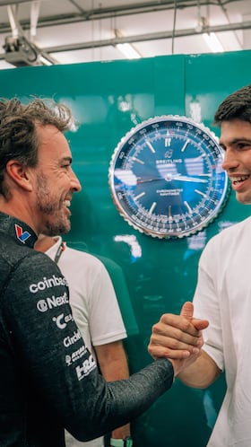 SAKHIR, 12/02/2026.- El tenista español Carlos Alcaraz (d) visitó por sorpresa este jueves al piloto de Fórmula 1 asturiano de Aston Martin Fernando Alonso en el circuito de Sakhir, donde se celebran los test de pretemporada de F1. EFE/ Aston Martin Aramco F1 - SOLO USO EDITORIAL/SOLO DISPONIBLE PARA ILUSTRAR LA NOTICIA QUE ACOMPAÑA (CRÉDITO OBLIGATORIO) -