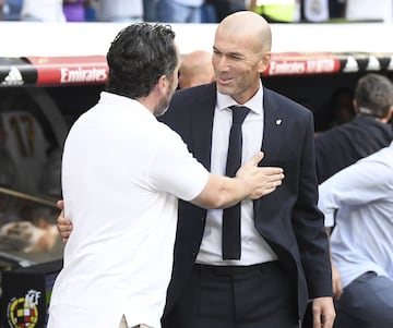 El entrenador del Real Madrid, Zidane, y el entrenador del Real Valladolid, Sergio González, se saludan antes del inicio del encuentro. 