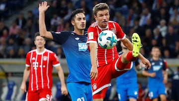 Benjamin Hubner y Thomas Muller en una acci&oacute;n del Hoffenheim-Bayern de la 3&ordf; jornada de la Bundesliga.