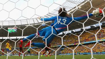 FIFA recuerda en redes atajada de Guillermo Ochoa