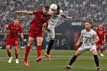 Bryan Cristante Y Alex Telles saltan y lucha por unbalóin dividido.