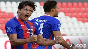 Nelson Valdez celebra su tanto en el debut con Cerro Porte&ntilde;o