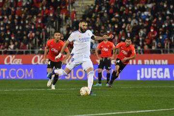 0-2. Karim Benzema marca de penalti el segundo gol.