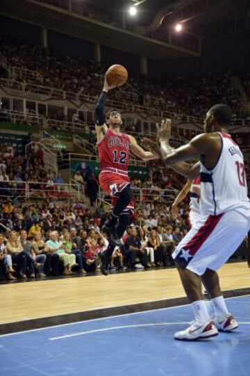 Kirk Hinrich se lanza hacia la canasta en el encuentro entre los Chicago Bulls y los Washington Wizards del pasado año.