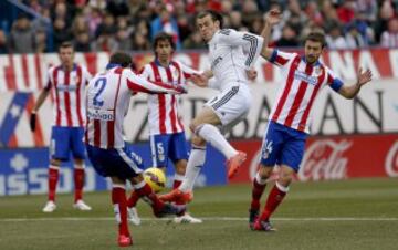 Gareth Bale lo intenta ante Godín. 