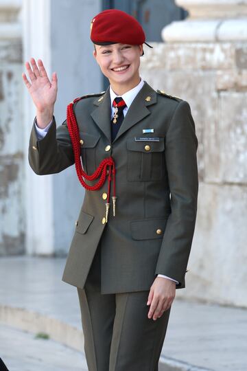 La Princesa Leonor saluda a las personas que la esperaban a la salida de La Seo del Salvador de Zaragoza.