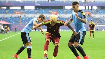 Venezuela&#039;s forward Adalberto Penaranda Maestre (C) controls the ball next to Uruguay&#039;s forward Agustin Canobbio (L) and defender Mathias Olivera during the U-20 World Cup semi-final football match between Uruguay and Venezuela in Daejeon on June 8, 2017.  / AFP PHOTO / Yelim LEE