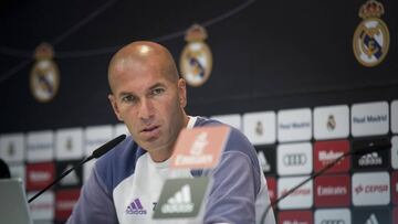 GRA191. MADRID, 01/10/2016.- El entrenador del Real Madrid Zinedine Zidane durante la rueda de prensa posterior al entrenamiento realizado esta mañana en la Ciudad Deportiva de Valdebebas, donde el equipo ha preparado el partido de la séptima jornada de L