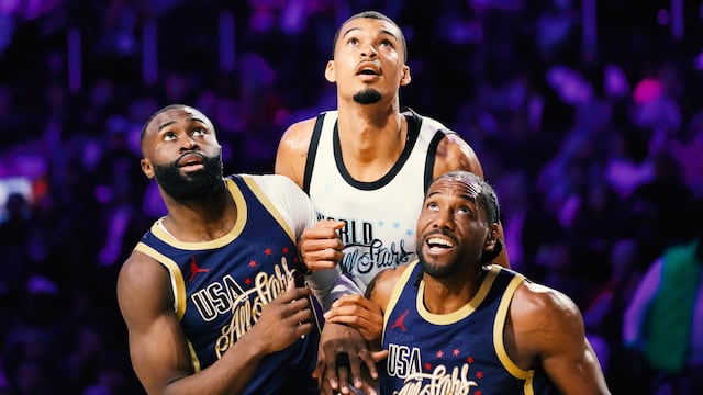 Victor Wembanyama junto a Jaylen Brown y Kawhi Leonard.