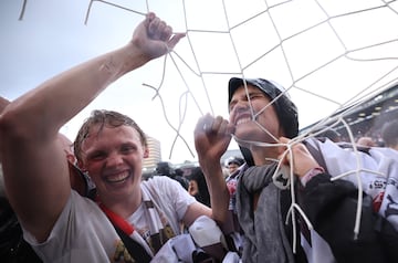 Un aficionado muerde la red de la portería para festejar que su equipo, el St. Pauli, se proclamara campeón
de la segunda división de la liga alemana, después de su victoria frente al SV Wehen Wiesbaden. Tal vez haya
formás más saludables de celebración y esperemos que depués de la red no haya probado a morder la madera.