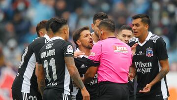 Futbol, Ohiggins vs Colo Colo.
Fecha 14, campeonato Nacional 2022.
El arbitro Benjamn Saravia muestra tarjeta roja al jugador Gabriel Costa de Colo Colo durante el partido contra Ohiggins por la primera division disputado en el estadio El Teniente.
Rancagua, Chile.
22/05/2022
Felipe Zanca/Photosport
Football, Ohiggins vs Colo Colo.
14th date, 2022 National Championship.
RefereeÕs Benjamn Saravia show a red card to the player Gabriel Costa Colo Colo against Ohiggins for the first division match held at El Teniente stadium.
Rancagua, Chile.
05/22/2022
Felipe Zanca/Photosport