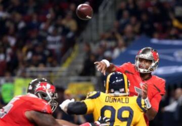 Jameis Winston se fue entonando y logró acabar el encuentro con buenos números: 363 yardas de pase (29 de 50), 2 touchdowns y 1 intercepción, además de evitar que le hicieran ni un solo sack.