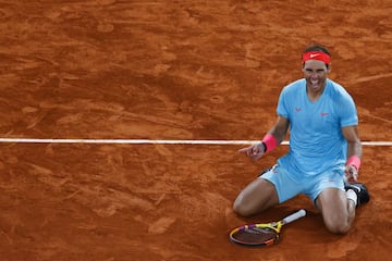 Hablar de tierra batida es sinónimo de hablar de Rafa Nadal. El tenista español es el auténtico dominador de la superficie y ostenta muchos récords sobre el polvo de ladrillo. Uno de los más destacados es la racha de victorias que consiguió hacer. Nadal estuvo invicto durante 81 partidos. Desde el año 2005 (el último partido que perdió fue en el torneo de Valencia frente a Igor Andreev) hasta el 2007 nadie pudo con él. Tuvo que ser Roger Federer, en la final de Hamburgo, quien pusiese fin a ese impresionante registro. 