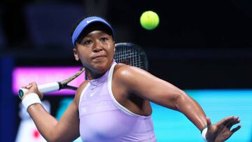 La tenista japonesa Naomi Osaka devuelve una bola durante su partido ante Daria Saville en el Toray Pan Pacific Open en el Ariake Coliseum de Tokio.