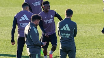 MADRID, 20/02/2026.- El delantero brasileño del Real Madrid Vinícius Jr (2d) participa en una sesión de entrenamiento del conjunto este viernes en Madrid, en la víspera de su encuentro de LaLiga ante el CA Osasuna. EFE/ Mariscal