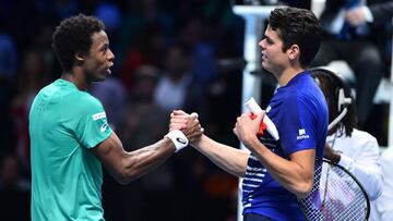 Milos Raonic (derecha) estrecha la mano de Gael Monfils tras el partido.