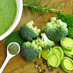 La vitamina K, clave para mayores de 50 años: estos alimentos la contienen