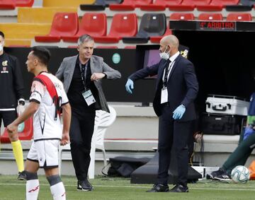 Lucas Alcaraz y Paco Jémez al final del partido.
