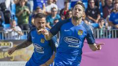 Hugo Fraile y Dioni celebran un gol del Fuenlabrada.