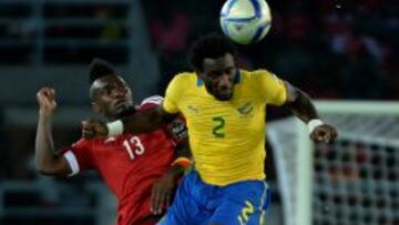 N'ganga pugna con Thievy por un balón aéreo.