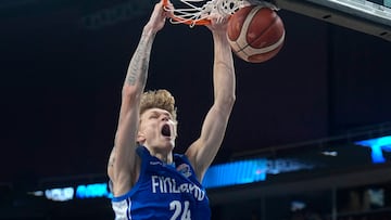 Miikka Muurinen, ala-pívot de Finlandia, realiza un mate ante Serbia en los octavos de final del Eurobasket 2025.