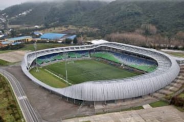 13 - El Estadio Regional de Chinquihue está ubicado en la ciudad de Puerto Montt, Chile. Su capacidad es de 10.000 espectadores. Es el estadio del equipo más austral de Chile. Fue el primer estadio chileno profesional en tener césped artificial.