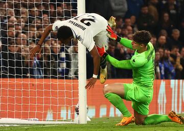 Rodrygo Goes vuela sobre el portero español del Chelsea Football Club, Kepa Arrizabalaga Reina, tras anotar el segundo gol del encuentro.