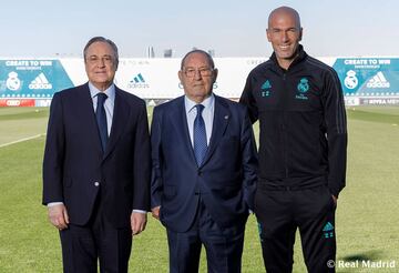 Florentino Pérez, Paco Gento (presidente de honor) y Zidane.