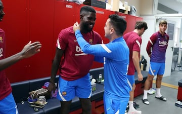 Xavi saluda a Umtiti.
