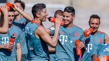 El volante colombiano James Rodríguez junto al delantero polaco Robert Lewandowski durante un entrenamiento del Bayern Múnich en Doha durante la pretemporada invernal