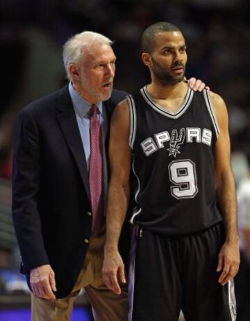 El entrenador de los San Antonio Spurs Gregg Popovich habla con Tony Parker.