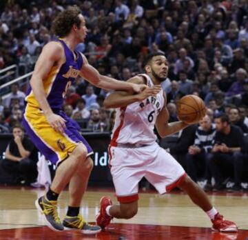 Cory Joseph y Marcelo Huertas.