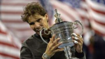 Nadal levanta el trofeo de campe&oacute;n del US Open en Flushing Meadows.