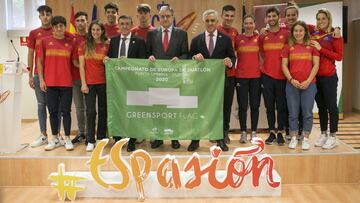 Imagen del acto de presentaci&oacute;n de la primera bandera verde del deporte espa&ntilde;ol en el Consejo Superior de Deportes con la Federaci&oacute;n Espa&ntilde;ola de Triatl&oacute;n y la Asociaci&oacute;n del Deporte Espa&ntilde;ol (ADESP).