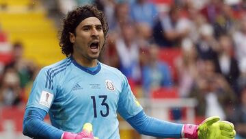 Guillermo Ochoa, gritando a sus compa&ntilde;eros en pleno partido ante Portugal.