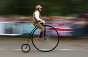 Un grupo de ciclistas disfrutan de la Gran Carrera de Knutsford, en el noroeste de Inglaterra, un evento singular que se celebró por última vez en 2010 y, por lo general, se disputa cada diez años, en el que participan ciclistas individuales y en equipo de todo el mundo, sobre bicicletas clásicas que datan de mediados del siglo XIX.