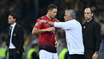 Jos¨¦ Mourinho agarra de la camiseta a Nemanja Matic en un partido durante su etapa en el Manchester United.