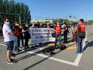 Fotógrafos y cámaras de televisión en las puertas de Tajonar, la Ciudad Deportiva de Osasuna