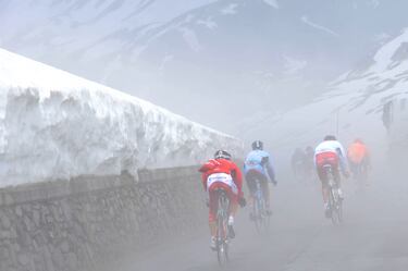 
Imerio Massignan, en 1960, fue el primer ciclista en coronar un Gavia que pasaría a la historia en 1988 con la subida de Johan Van der Velde y Andrew Hampsten en medio de una ventisca que dejó a más de medio pelotón tiritando de frío y que cimentó el triunfo final de Hampsten. Hernán Buenahora (1996), José Jaime ‘Chepe’ Gonzales (1999 y 2000), Vladimir Miholjevic (2004), Juanma Gárate (2006), Julio Alberto Pérez Cuapio (2008), Johann Tschopp (2010) y Robinson Chalapud (2014) también pueden presumir de haber coronado en cabeza el mítico Passo Gavia en el Giro.