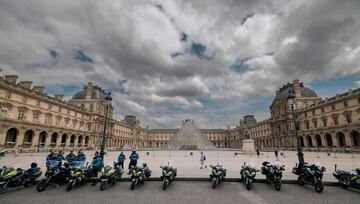 El Louvre, vacío ante el despliegue de seguridad. 
