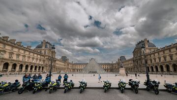 Paris (France), 23/07/2024.- Gendarmerie members stand in front of the closed Louvre museum amid preparations for the Olympic Opening Ceremony in Paris, France, 23 July 2024. The opening ceremony of the Paris 2024 Olympic Games will begin with a nautical parade on the Seine and end on the protocol stage in front of the Eiffel Tower on 26 July. (Francia) EFE/EPA/ALEX PLAVEVSKI