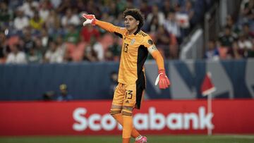 Guillermo Ochoa durante un partido del Tri