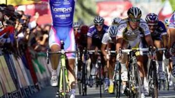 <b>ALE-JET. </b>Petacchi alza los brazos para celebrar su magnífico triunfo en Orihuela.