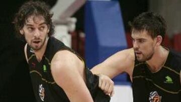 <b>UNO CONTRA UNO. </b>Pau y Marc Gasol, en un entrenamiento en 2009.