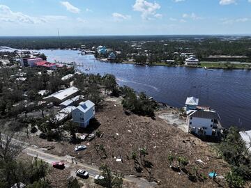 Una vista aérea de un área dañada tras el paso del huracán Helene en Steinhatchee, Florida.