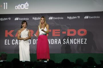 Sandra Sánchez con Almudena Rivera, presentadora del evento.