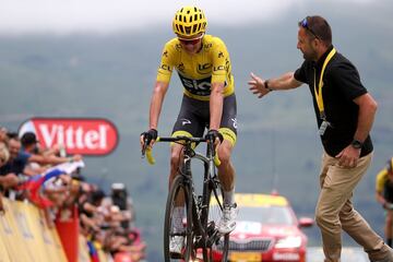 Christopher Froome siendo animado por una técnico de su equipo tras cruzar la línea de meta.